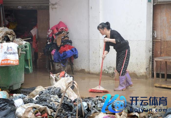 4月21日，大水事后，广东省韶关市武江区龙归镇的住户在计帐路面。新华社记者 卢汉欣 摄