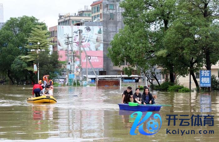 4月21日，广东清远英德市浛洸镇住户在积水的谈路上乘船出行。新华社记者 黄国保 摄